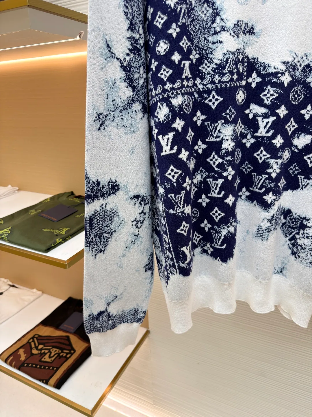 LOUIS VUITTON blue and white gradient sweater ●Authentic product: 10200 purchased and developed ●Item number: 1680943-B25 ●Fabric: sweater fabric ●Technology: tie-dye production ●Version: fitted version ●Weight: about 465 grams ●Size: XS-S-M-L ●Description: Using 14-needle computerized flat knitting needles, the needle path density is small. To restore the perfect effect of the original version, it is extremely difficult to develop a higher version, and the time cost and development cost are greatly increased. In order to give the pattern a bleached tie-dye effect, it is cleverly presented through the jacquard process. We use manual reference to the original It took 65 days to count the patterns manually, and 975,946 pinholes were manually counted. The patterns, every flower, every color, are truly perfect and full of details. The wool material is made of 100% (fully combed) cotton yarn, and the color effect is as high as 95% or more. The overall workmanship is very complicated. The embroidery is made with heat-capacitive glue, which needs to be ironed to ensure quality. The checkerboard pattern needs to be positioned correctly, so it is very fast. Each process of the entire garment is slow and time-consuming.